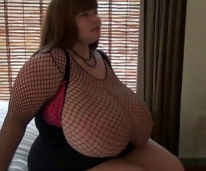 اثنين من الصديقات ممارسة الجنس في الكاميرا مع جنس مترجم hd صديق