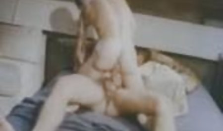 مراهق يبلغ من العمر افلام جنس اوربي 19 عامًا يرتدي نظارات مع ديدو